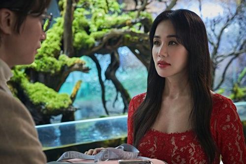 Diễn viên Uhm Jung Hwa chinh phục khán giả với diễn xuất linh hoạt, hài hước ở tuổi U60