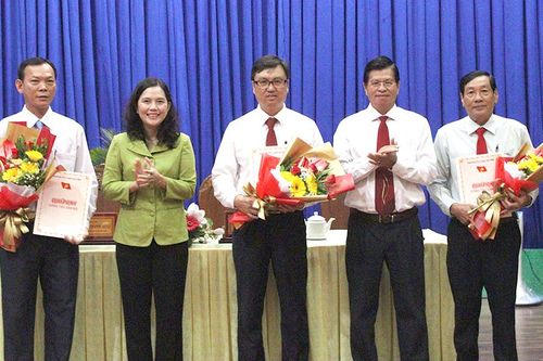 6 cán bộ TP. Long Xuyên nhận nhiệm vụ mới