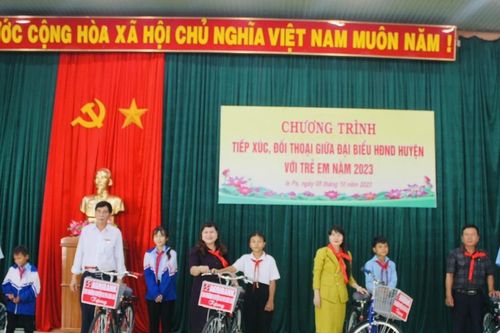 Đại biểu HĐND huyện Ia Pa đối thoại với trẻ em