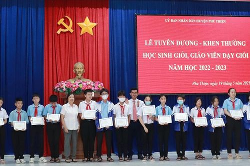 Phú Thiện chú trọng công tác khuyến học, khuyến tài
