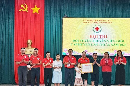 12 đội thi tuyên truyền viên Chữ thập đỏ giỏi huyện Mang Yang