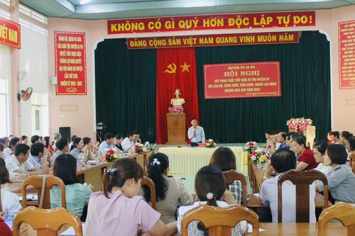 Bí thư Huyện ủy Ia Pa đối thoại với cán bộ, công chức, viên chức, người lao động ngành Giáo dục