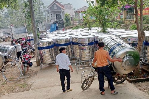 528 hộ nghèo người DTTS được cấp bồn chứa nước sinh hoạt