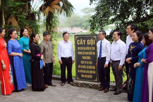 Cán bộ ngành Kiểm tra Đảng về nguồn tại ATK Định Hóa
