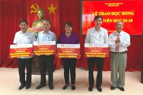 Trao 105 suất học bổng Khuyến học 2/10