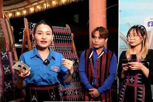 Thanh niên livestream quảng bá sản phẩm giúp bà con đồng bào dân tộc thiểu số