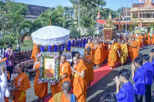 Cung thỉnh kim quan Trưởng lão Hòa thượng Dương Nhơn đến an trí nơi sẽ cử hành lễ trà-tỳ
