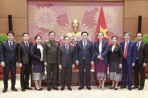 Chủ tịch Quốc hội Vương Đình Huệ tiếp Đại sứ CHDCND Lào