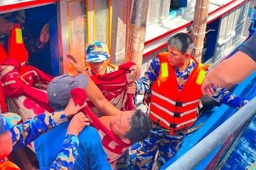 Kịp thời đưa ngư dân bị cá kiếm đâm nguy kịch vào đảo Phú Quý cấp cứu