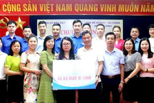 Tặng 50 bộ máy tính cho học sinh vùng cao Lào Cai
