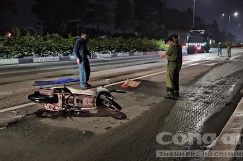 Xe máy ngã xuống đường, một người văng vào gầm xe tải bị cán tử vong