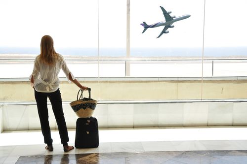 Vì sao không nên đi dép xỏ ngón trên máy bay?