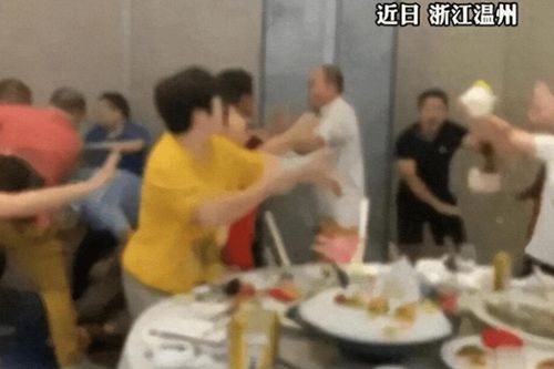 Bà cô chú rể nổi cơn tự ái, hai họ đánh nhau loạn xạ ở đám cưới