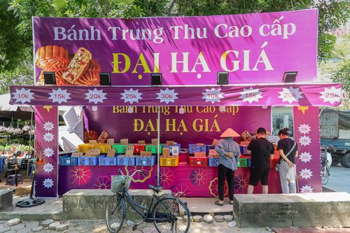 Giảm giá 50%, nhiều ki-ốt bánh trung thu vỉa hè vẫn vắng khách