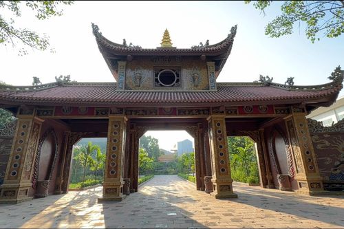 Bên trong ngôi chùa gốm sứ thời Trần ở Bát Tràng