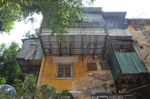 Rùng mình nhìn 'chuồng cọp' treo trên bức tường mục nát ở khu tập thể Kim Liên