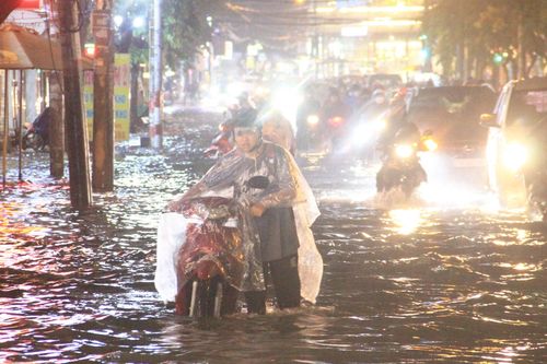 Đường phố TP.HCM ngập lênh láng sau mưa lớn, nhiều xe chết máy trong biển nước