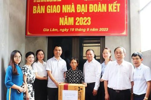 Trao sinh kế giúp người nghèo an cư