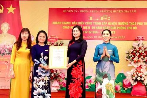Gia Lâm gắn biển công trình chào mừng kỷ niệm 69 năm Ngày Giải phóng Thủ đô