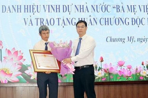 37 gia đình người có công huyện Chương Mỹ được trao Huân chương Độc lập hạng Ba