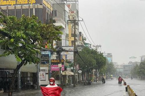 Mưa lớn đúng giờ tan tầm gây ngập, người dân đi lại khó khăn