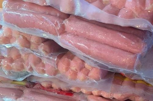 Cận cảnh 304kg xúc xích bẩn, nhãn mác Trung Quốc suýt đến cổng trường, quán ăn vỉa hè
