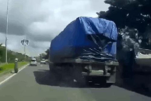 Thót tim cảnh xe đầu kéo đang di chuyển thì bất ngờ 'rụng bánh' trên đường quốc lộ