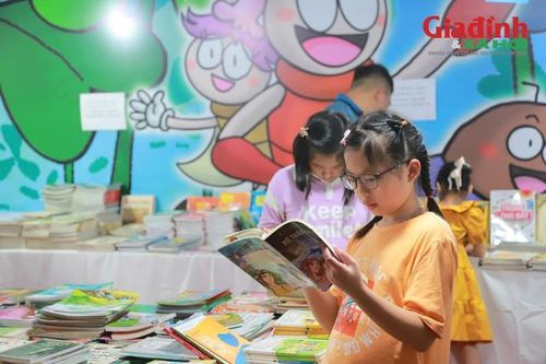 Đến Phố đi bộ hồ Hoàn Kiếm vào cuối tuần, người dân và du khách được đọc sách miễn phí