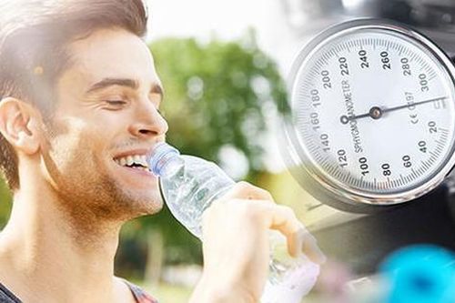 Uống đủ nước mỗi ngày giúp ổn định huyết áp