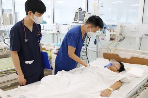 Bé trai nguy kịch sau cơn sốt cao liên tục trong 4 giờ