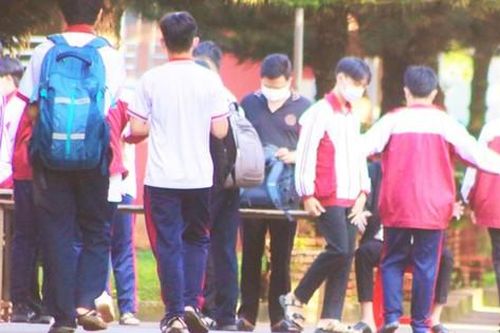 Trường lục cặp, soát người học sinh: Chuyên gia giáo dục nói gì?