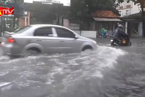 Những kinh nghiệm lái xe an toàn dưới trời mưa bão?