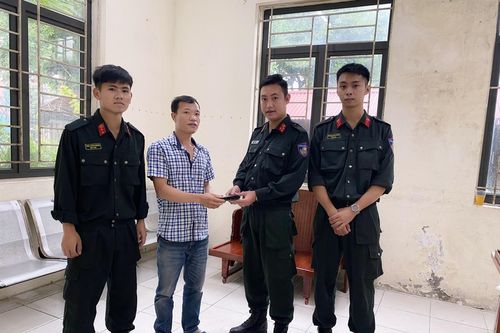 Cảnh sát cơ động Hà Nội tìm kiếm trên mạng xã hội, nhanh chóng trả ví cho người đánh rơi
