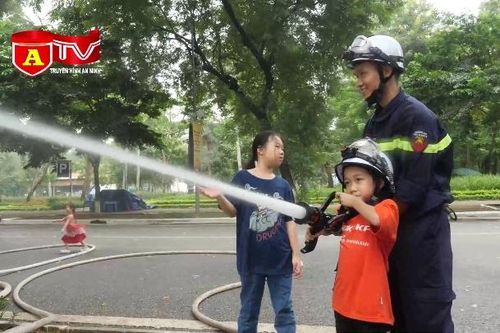 Ấn tượng với các hoạt động trải nghiệm làm lính cứu hỏa ở Thủ đô