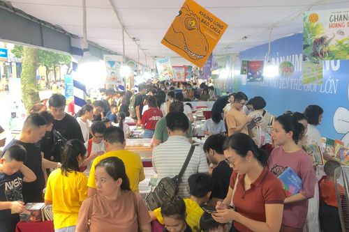 Hội sách Hà Nội thu hút bạn đọc và du khách ngày cuối tuần