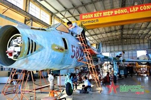 Lính thợ A32 'chữa bệnh' máy bay phản lực