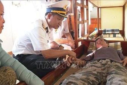 Vùng 4 Hải quân đưa ngư dân bị bệnh từ huyện đảo Trường Sa vào đất liền để điều trị