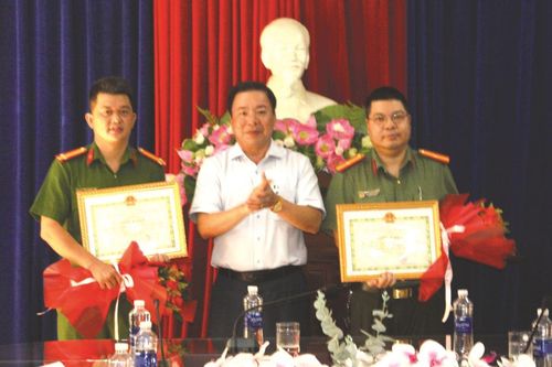 Chủ tịch UBND quận Cẩm Lệ khen thưởng lực lượng phá vụ án cưỡng đoạt tài sản