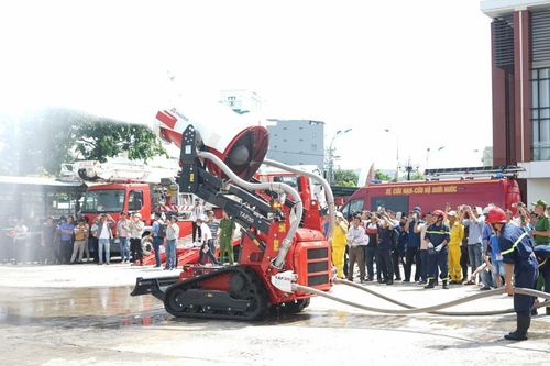 Người dân Đà Nẵng trải nghiệm kỹ năng PCCC, chứng kiến 'siêu' robot chữa cháy hoạt động