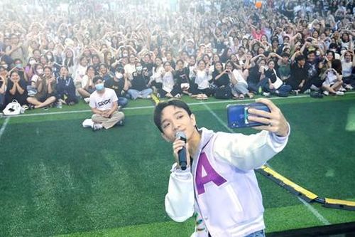 Khán giả trẻ cùng 'Hoàng tử tình ca' Hoàng Dũng 'đốt cháy' Ngày Thẻ Việt Nam - Sóng Festival 2023