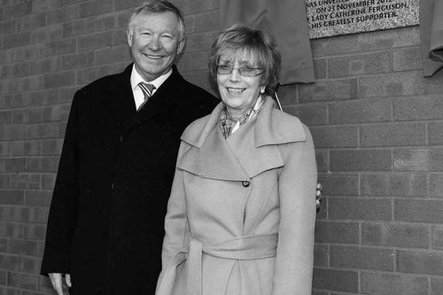 Man.United bày tỏ tôn kính sau khi vợ Sir Alex qua đời