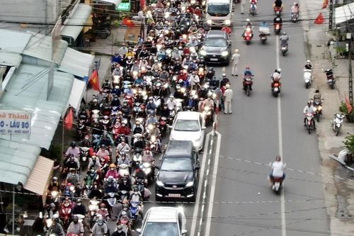 Mệt mỏi khi qua phà Cát Lái
