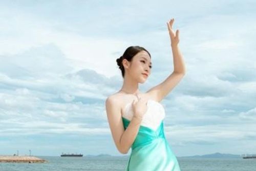 'Hot girl 7 thứ tiếng' khoe vai trần nõn nà, fan khen hết lời