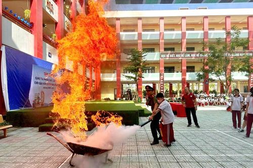 Phòng chống cháy, nổ trong trường học: Hiểm họa luôn chực chờ