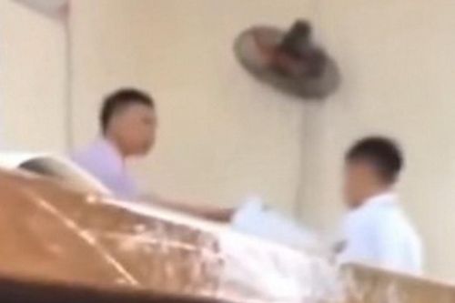 Thầy giáo có hành vi thiếu chuẩn mực với học sinh đã xin nghỉ việc