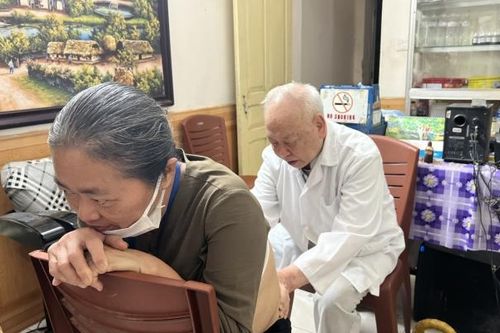 Người bác sĩ già hơn 30 năm chữa bệnh miễn phí cho người nghèo