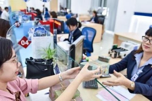 Lãi suất giảm, tiền gửi tiết kiệm vẫn ùn ùn đổ vào ngân hàng