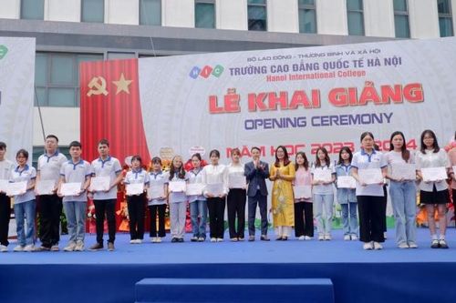 Trường Cao đẳng Quốc tế Hà Nội đón hơn 2.300 sinh viên ngày khai trường