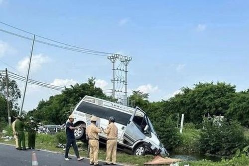 Ô tô 16 chỗ đâm liên hoàn khiến 2 người thương vong ở Hải Phòng