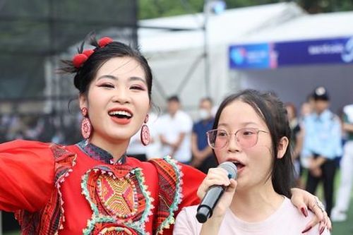 Hà Myo rủ sinh viên hát xẩm ở Ngày thẻ Việt Nam 2023 - Sóng Festival